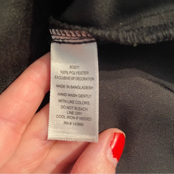 🛍️3/$30 Larry Levine women’s black billowy roll tab sleeve blouse size medium - Picture 9 of 9